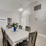 Luxurious House With A Pool, Spa, And Patio, Sleeps 6 Comfortably