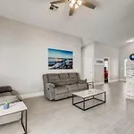 Luxurious House With A Pool, Spa, And Patio, Sleeps 6 Comfortably