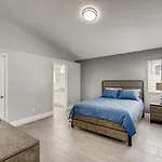 Luxurious House With A Pool, Spa, And Patio, Sleeps 6 Comfortably