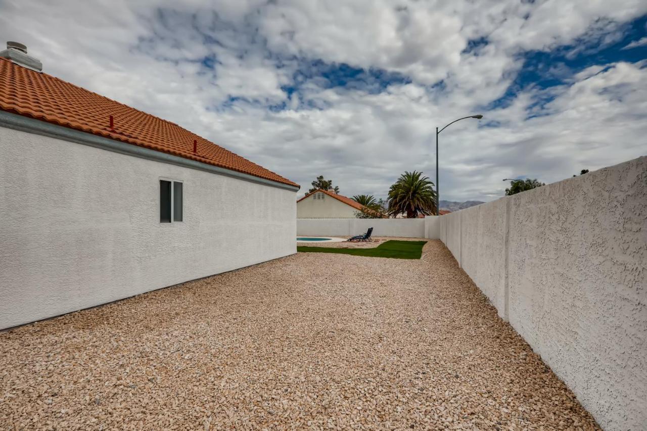 Luxurious House With A Pool, Spa, And Patio, Sleeps 6 Comfortably Holiday home Las Vegas